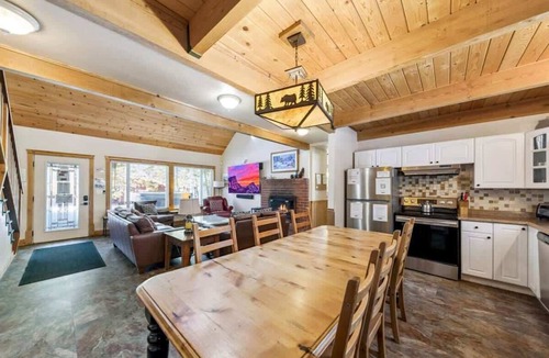 Montgomery Estates House | The Bear's Den: Hot Tub, Game Loft, NearHeavenly