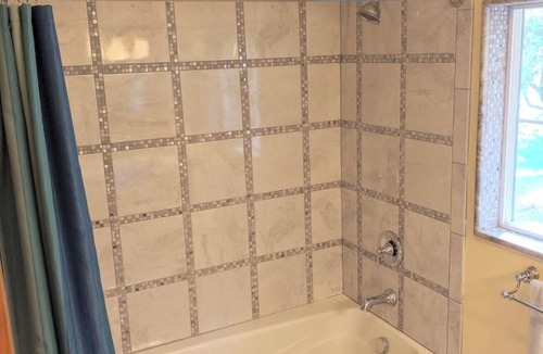 Salyer House | "The Bridge House" Relax & Recharge in a Spacious 5-Bedroom House: Pool, Wifi
