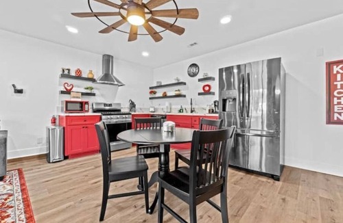 Visalia House | The Cambridge Loft - Gateway to Sequoia Ntl Park