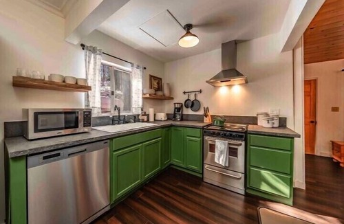 West Village Cabin | The Cedar House ~ Prime Spot + Kayaks & Cool AC