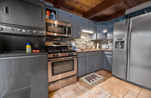 Boulder Bay Cabin | The Cozy Bear Cabin - Walk to Lake & Village, Fire Pit, Outdoor Games