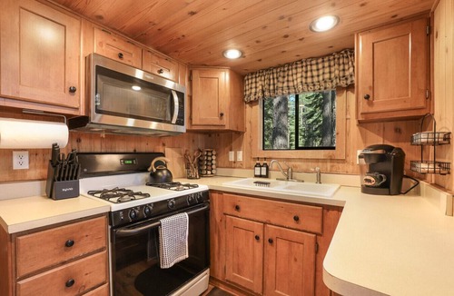Tahoe Valley Cabin | The Cozy Cub Cabin – 7 Min to Lake