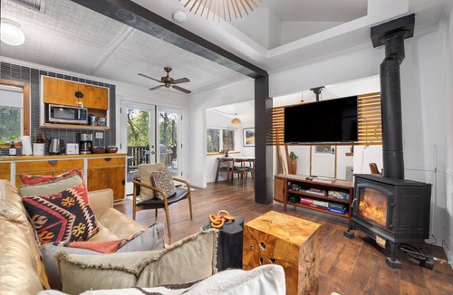 Oakhurst Cottage | The Daisy Cottage - Magical Retreat Near Yosemite + WIFI & AC!