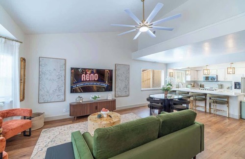 Northeast Reno House | The Deco Retreat - UNR - Pet Friendly