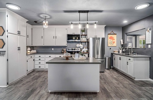 Quartz Hill House | The Farmhouse in Quartz Hill Full RV Hookups Secure Gated Lot
