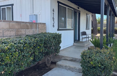 Quartz Hill House | The Farmhouse in Quartz Hill Full RV Hookups Secure Gated Lot