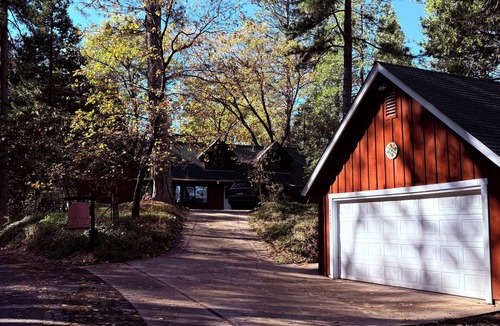 Twain Harte Cabin | The Fork House: Luxury Creekside Cabin Near Pinecrest Sleeps 12