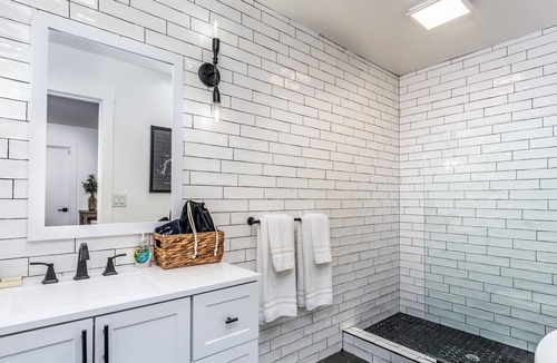Oakhurst Hotel | The Four Daughters Inn