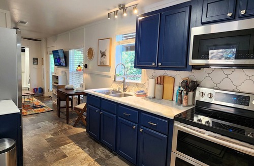 Oakhurst Cottage | The Fox Den~cabin near Bass Lake w/a spa, fire pit, king bed & forest access