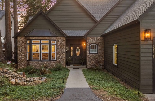 Mi-Wuk Village House | The Grand View- Gorgeous Family Friendly 4 bedroom home with Game Room.