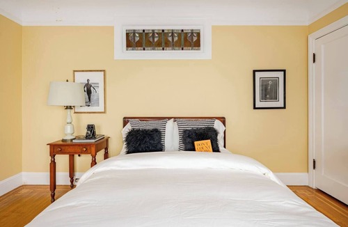Nob Hill Cabin | The Hollywood Suite, atop of Nob Hill