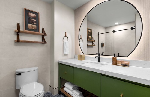Oakhurst Hotel | The Inelle, Oakhurst Yosemite, a Tribute Portfolio Hotel