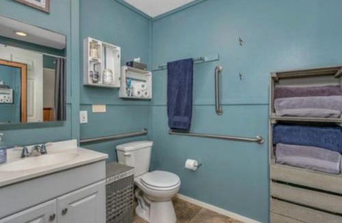 Oakhurst House | The Little House in the Big Woods- a quiet 2 bedroom, 1 bathroom creek side cottage