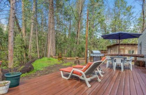 Oakhurst House | The Little House in the Big Woods- a quiet 2 bedroom, 1 bathroom creek side cottage