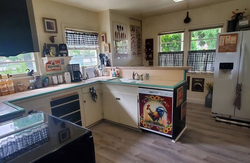 Lone Pine House | The Lone Pine Charm House 2bd 1ba. Views, Fenced, Walk to town, 30 day minimum.