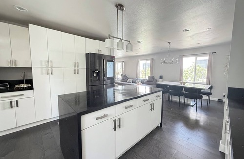 North Central House | The Lotus, A 3-bedroom house in enchanting Pasadena with AC
