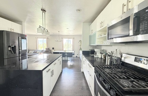 North Central House | The Lotus, A 3-bedroom house in enchanting Pasadena with AC