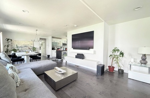 North Central House | The Lotus, A 3-bedroom house in enchanting Pasadena with AC
