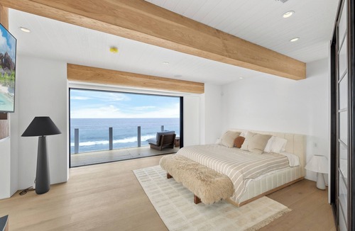 Eastern Malibu House | The Malibu Rd Tree House l Beachfront & Central