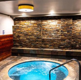 Mammoth Lakes Hotel | The Mammoth Creek Inn