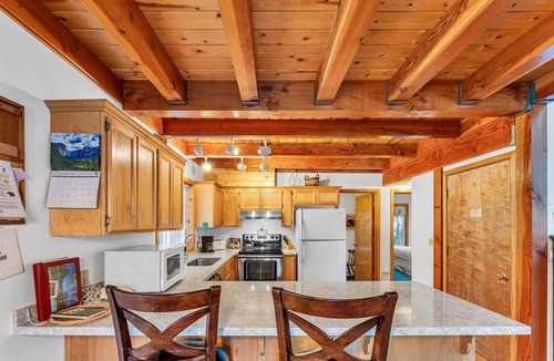 Serene Lakes House | The Mountain Retreat | Ski & Lake Getaway