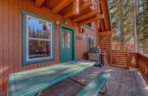 Serene Lakes House | The Mountain Retreat | Ski & Lake Getaway