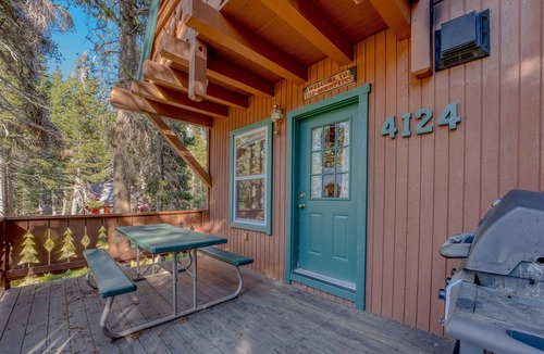 Serene Lakes House | The Mountain Retreat | Ski & Lake Getaway