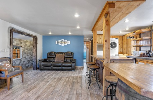 June Lake House | The Moutain Getaway, pet friendly home