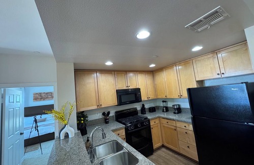 Sherman Oaks Hotel | The Oaks Retreat w/Dual Balconies, Gym, Parking & Laundry