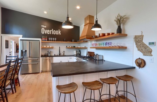 Mariposa House | The Overlook, modern home in town with AC, WiFi, Bocci Ball