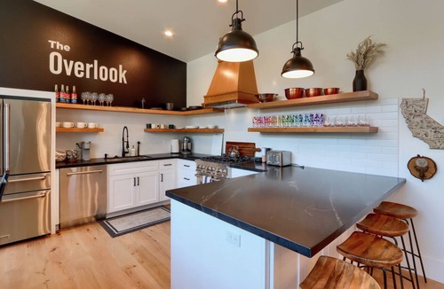 Mariposa House | The Overlook, modern home in town with AC, WiFi, Bocci Ball