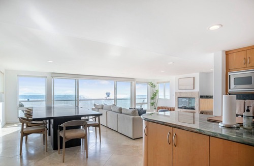 Hollywood Beach House | The Oxnard Oasis, Beachfront Bliss – Walk Straight Onto the Sand from Your Door!