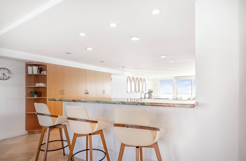 Hollywood Beach House | The Oxnard Oasis, Beachfront Bliss – Walk Straight Onto the Sand from Your Door!