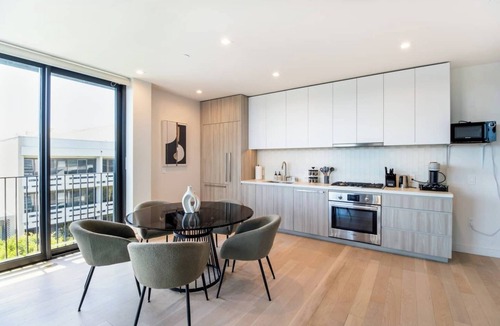 Pico Apartment | The Pearl Coast Luxury 2BR Santa Monica Escape – Rooftop Pool, Gym & Sauna