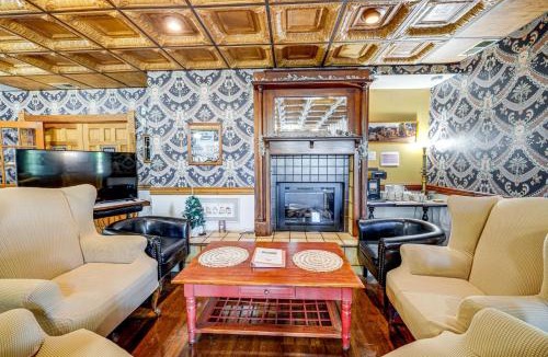 Lodge Hill House | 'The Pickford House' - Luxury Central Coast Stay!