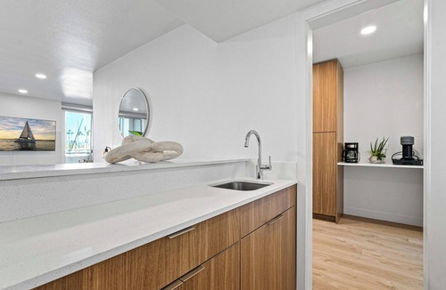 Marina del Rey Apartment | The Platinum Pearl' Marina Spirit Front Row Water View Pool, Gym