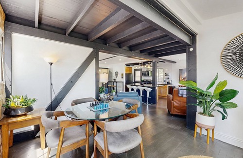 Cedarpines Park House | The Polished Pine | Treetop Views | Large Deck | Sleeps 6