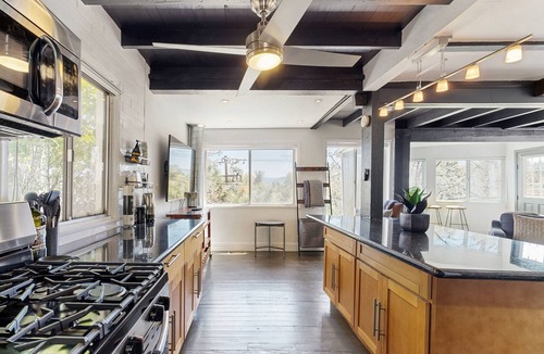 Cedarpines Park House | The Polished Pine | Treetop Views | Large Deck | Sleeps 6