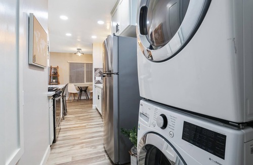 Exeter Apartment | The Sequoia Stunner: Exeters Rocky Hill Retreat