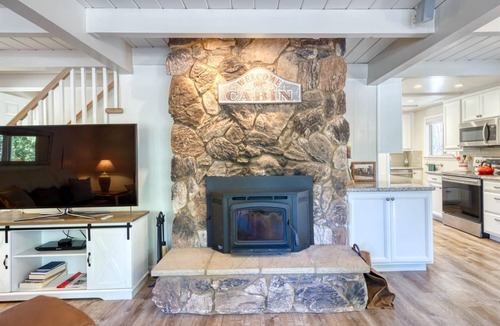 Sierra Cedars Cabin | The Shaver Cozy Cottage 5 Min to Downtown 10 Min to Lake 25 Min to China Peak