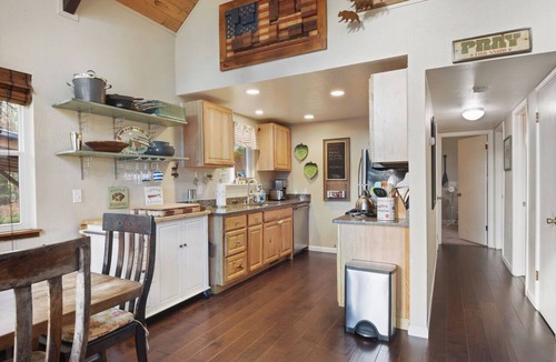 Carnelian Bay Ski Chalet | The Sunset Getaway - Hot Tub, Dog Friendly