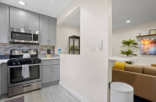 Belmont Heights Apartment | The Termino Treasure, Walk to the Beach, Parking, Tranquil Neighborhood, Kitchen