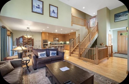 Mammoth Lakes House | The Timbers Townhome #1021- Grand 4 Bedrooms Plus Den, Private Spa, washer/dryer, WIFI