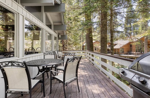 Sierra Cedars Cabin | The Treehouse, Welcome to the Cabin Club! Enjoy Treetop Views, Amazing Cabin!