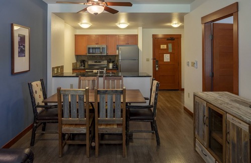 Mammoth Lakes Hotel | The Village Lodge