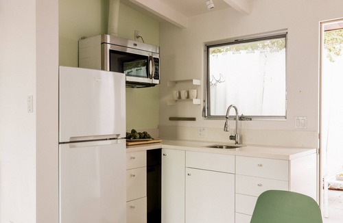 Tahquitz River Estates Hotel | The Wesley Studio 3 by AvantStay | Chic Private Apartment w/Kitchenette