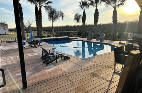 Visalia House | THE WESTINN, private pool and spa “Modern Oasis" in the country.