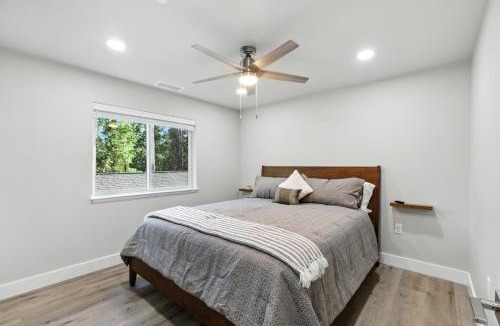 Auberry House | The White House Coveted Triplex Near Lake