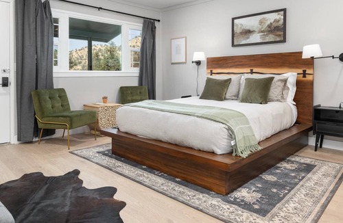 Three Rivers Hotel | The Whitney Room 7 Sequoia Motel - Mins to Park!