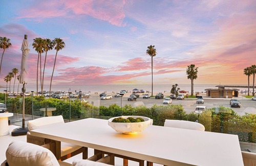 Corona del Mar House | This house is a 4 bedroom(s), 4 bathrooms, located in Newport Beach, CA.